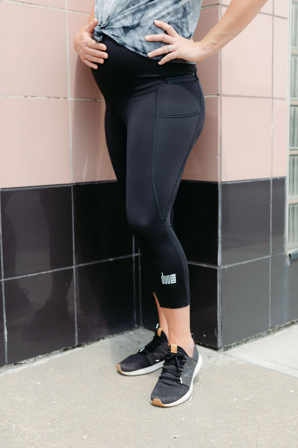 Black adjustable cropped maternity activewear leggings 